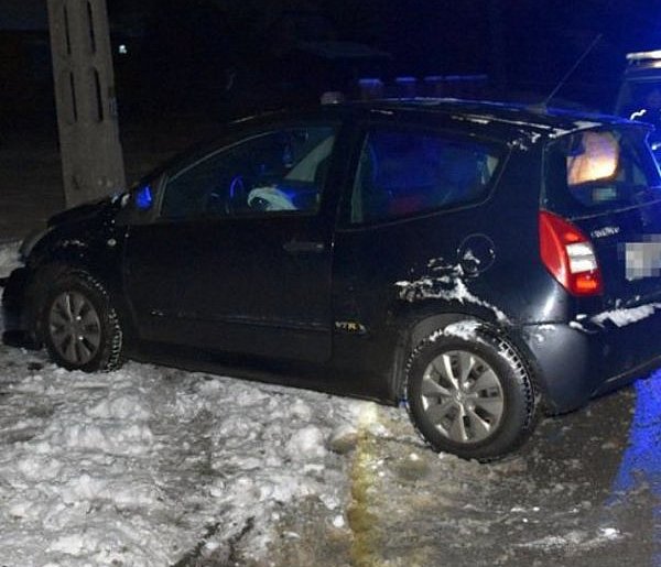 Citroen rozbity na słupie. Pasażer trafił do szpitala-369043