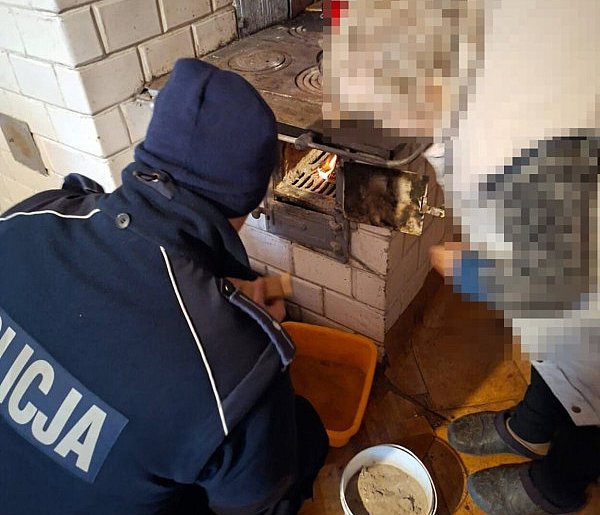 Policjanci ze Szczebrzeszyna pomogli 89-latce ogrzać mieszkanie-369403