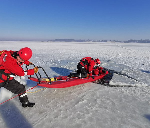 Lód, adrenalina i ćwiczenia nad zalewem w Nieliszu