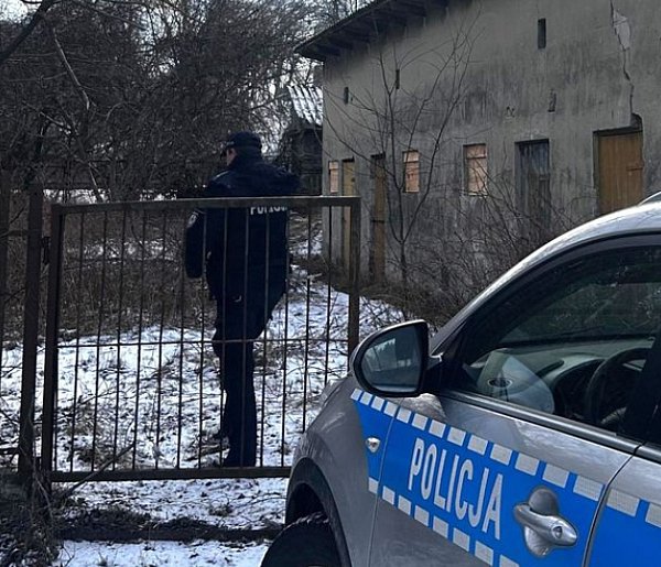 Leżą na ławkach, śpią w pustostanach. Mróz nie wybacza