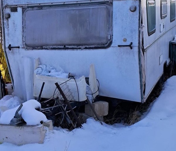 Dramat w Trzeszczanach! Mieszkali w przyczepie kempingowej