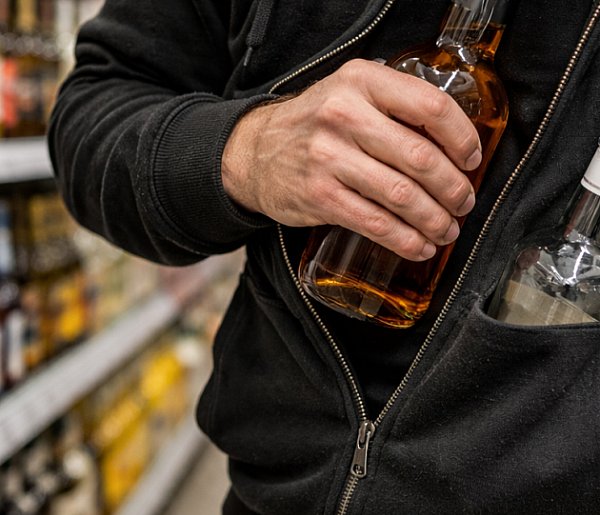 Policjant po służbie zatrzymał złodzieja w sklepie