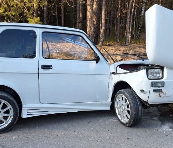 „Maluch” rozpadł się na pół po zderzeniu z Volkswagenem