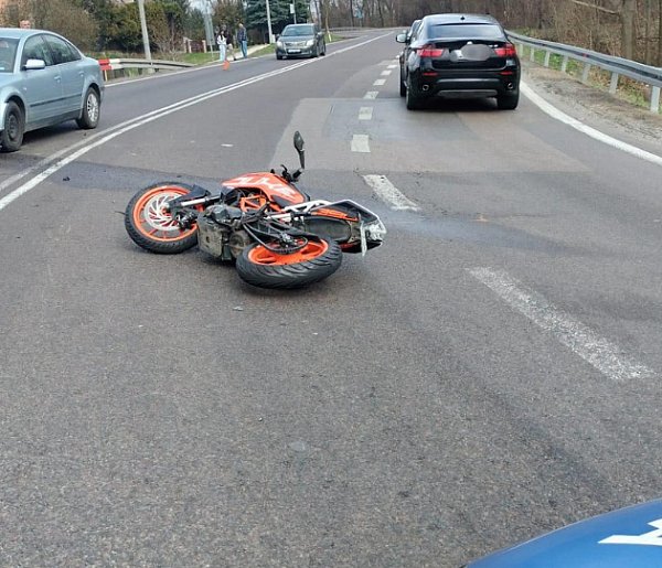 Motocykl zderzył się z autem w Izbicy. Są utrudnienia