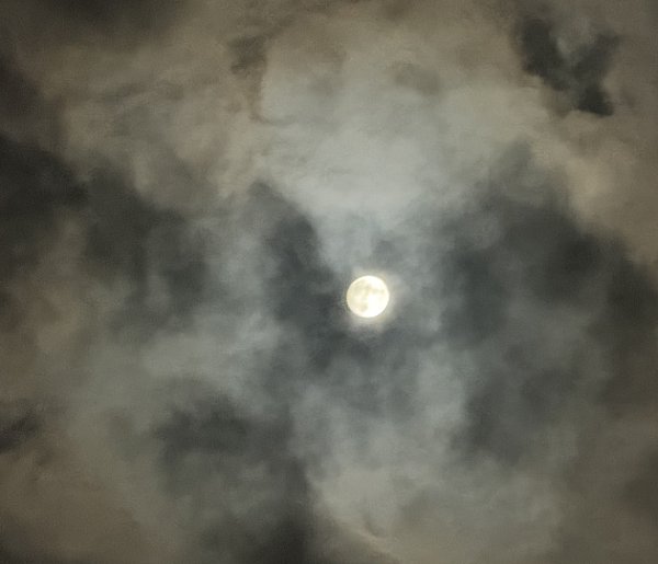 Ta noc ma wyjątkowe znaczenie. Pełnia wyznacza Wielkanoc 2026