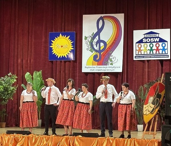 „Co nam w duszy gra…” – sztuka bez barier poruszyła serca w Zamościu