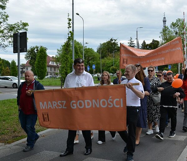 Nie chcą być niewidzialni. II Marsz Godności ulicami Zamościa