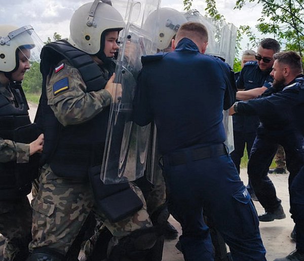 Broń, tarcze i ostre policyjne akcje pod Zamościem