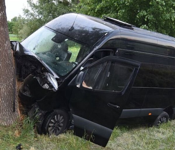 Bus pełen pasażerów roztrzaskał się o drzewo. Są ranni