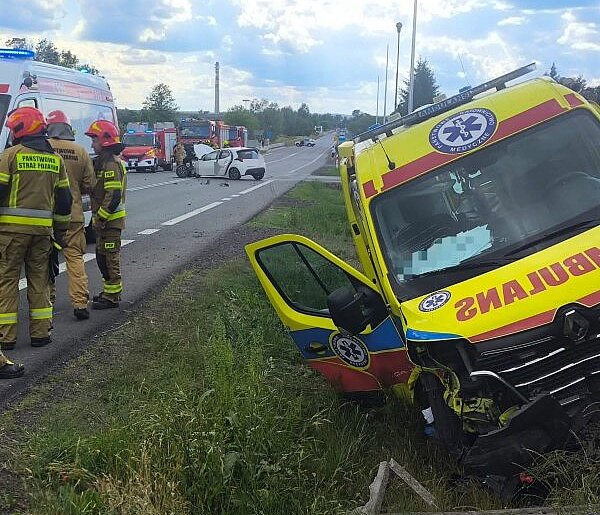 Lubelskie/ DK74 odblokowana  po wypadku z udziałem karetki