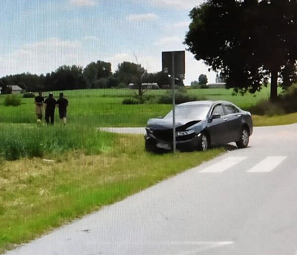 77-latek wymusił pierwszeństwo, auto wylądowało w polu