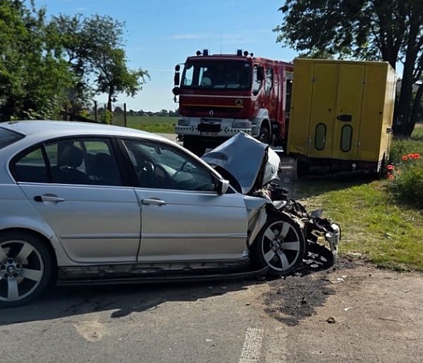 BMW uderzyło w sklep obwoźny. Dwie osoby trafiły do szpitala