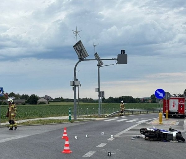 Wypadek na DK17. 40-latka po alkoholu staranowała motorower