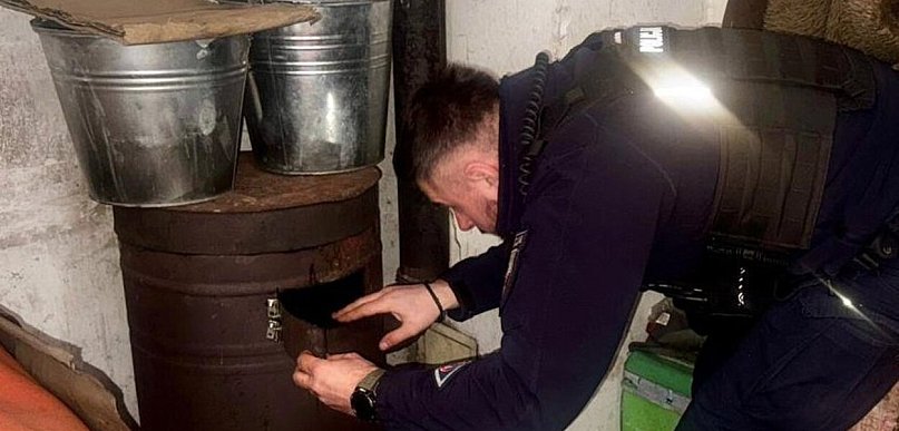 Zamość: policjanci pomogli samotnemu mężczyźnie – przynieśli opał i rozpalili piec