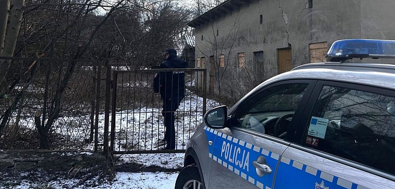 Leżą na ławkach, śpią w pustostanach. Mróz nie wybacza