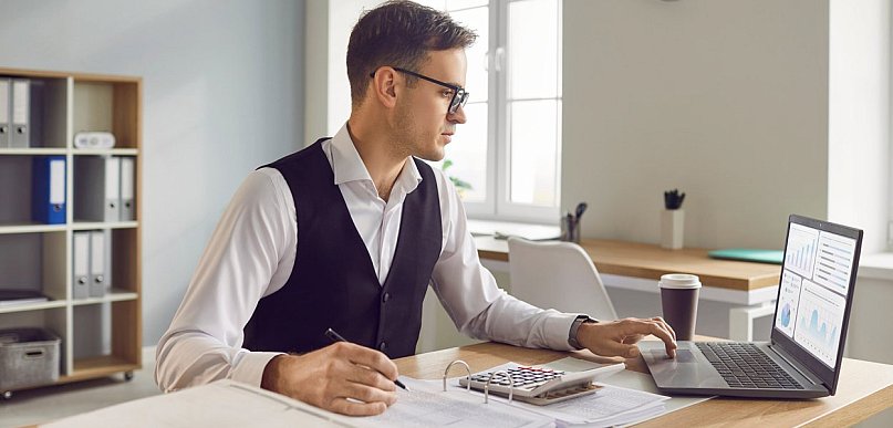 Lekarz na działalności gospodarczej – jakie podatki i składki ZUS trzeba płacić