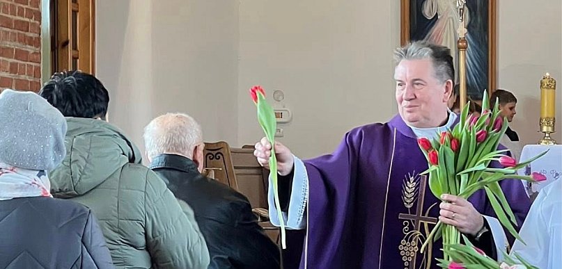 Dzień Kobiet w Żdanowie. Proboszcz wręczał paniom kwiaty