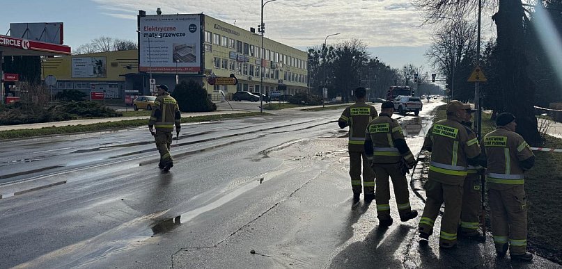 Awaria wodociągu w Zamościu. Problemy z dostępem do wody i utrudnienia w ruchu