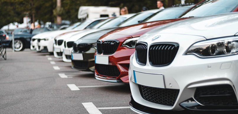 Jak oznakować miejsca postojowe, żeby kierowcy parkowali równo, a sąsiedzi nie mie