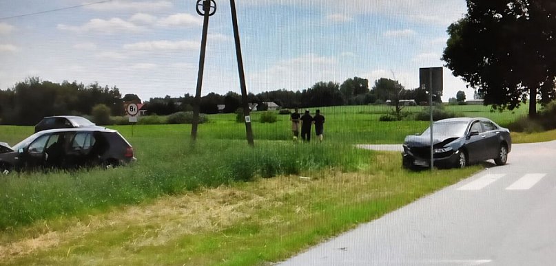77-latek wymusił pierwszeństwo, auto wylądowało w polu