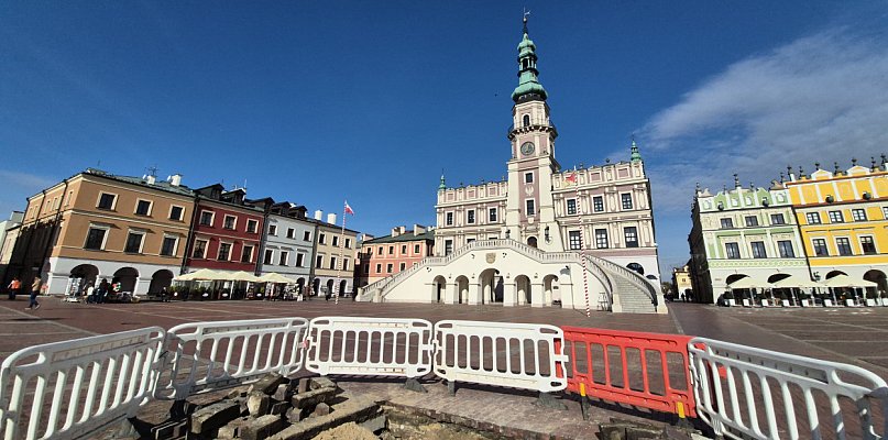 Dziura w płycie Rynku Wielkiego w Zamościu. Co się stało pod powierzchnią? - 367368