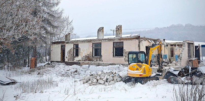 Historyczny dworzec zrównany z ziemią w ciszy