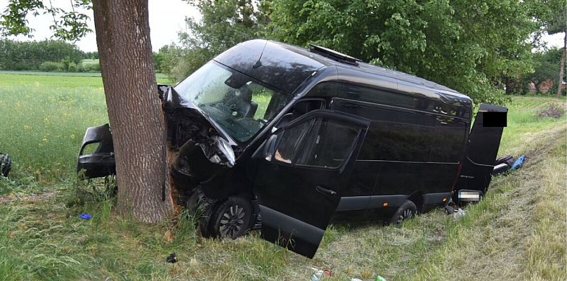Bus pełen pasażerów roztrzaskał się o drzewo. Są ranni