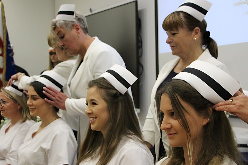 Czepkowanie absolwentów pielęgniarstwa w Akademii Zamojskiej