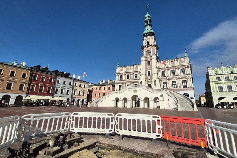 Dziura w płycie Rynku Wielkiego w Zamościu