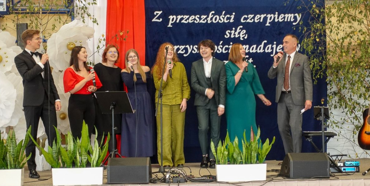 Wykonanie przez wszystkich artystów, uczniów, nauczycieli i gości piosenki przygotowanej specjalnie na jubileusz szkoły/foto: zs-lubaczow.com