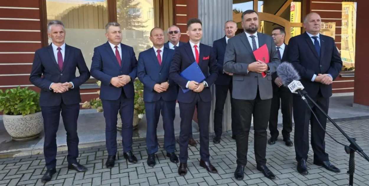 Siedmiu włodarzy gmin wypowiedziało otwarty sprzeciw staroście Andrzejowi Szarlipowi. Skarga do Rady Powiatu to mocny sygnał./foto: Kronika Tygodnia