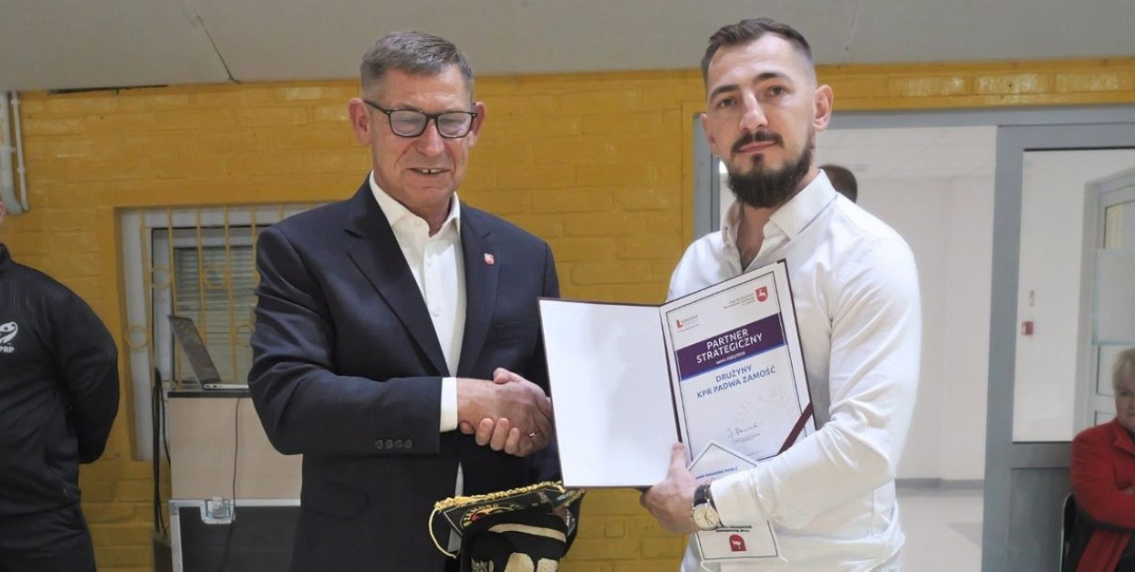 Pan Krzysztof Gałaszkiewicz, w imieniu Urzędu Marszałkowskiego Województwa Lubelskiego, przekazał klubowi umowę partnerską, oficjalnie ogłaszając współpracę/Foto: Padwa Zamość