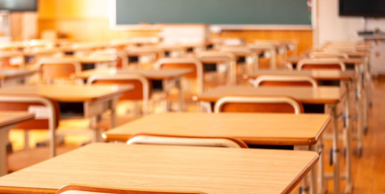 Puste szkolne ławki podczas edukacji zdrowotnej/ Foto: Pixabay