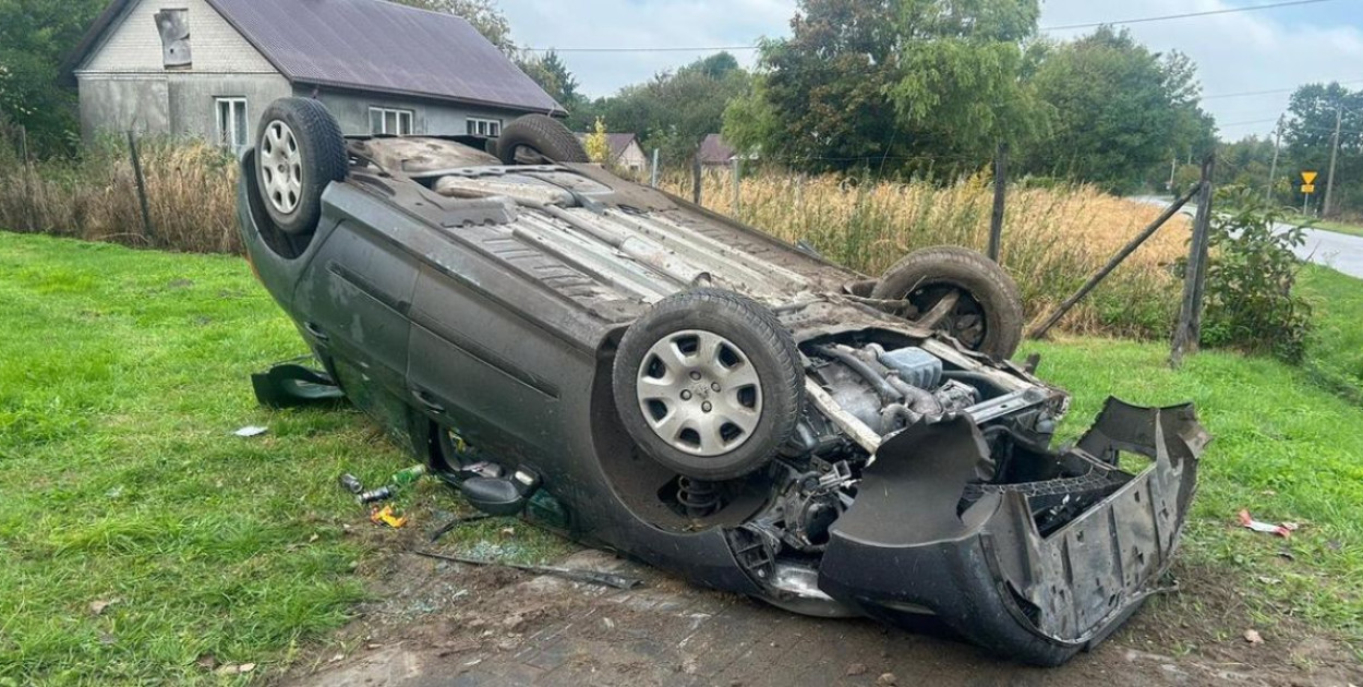 Próbował ominąć jelenia – auto w rowie, dachowało!/Foto: KPP Krasnystaw