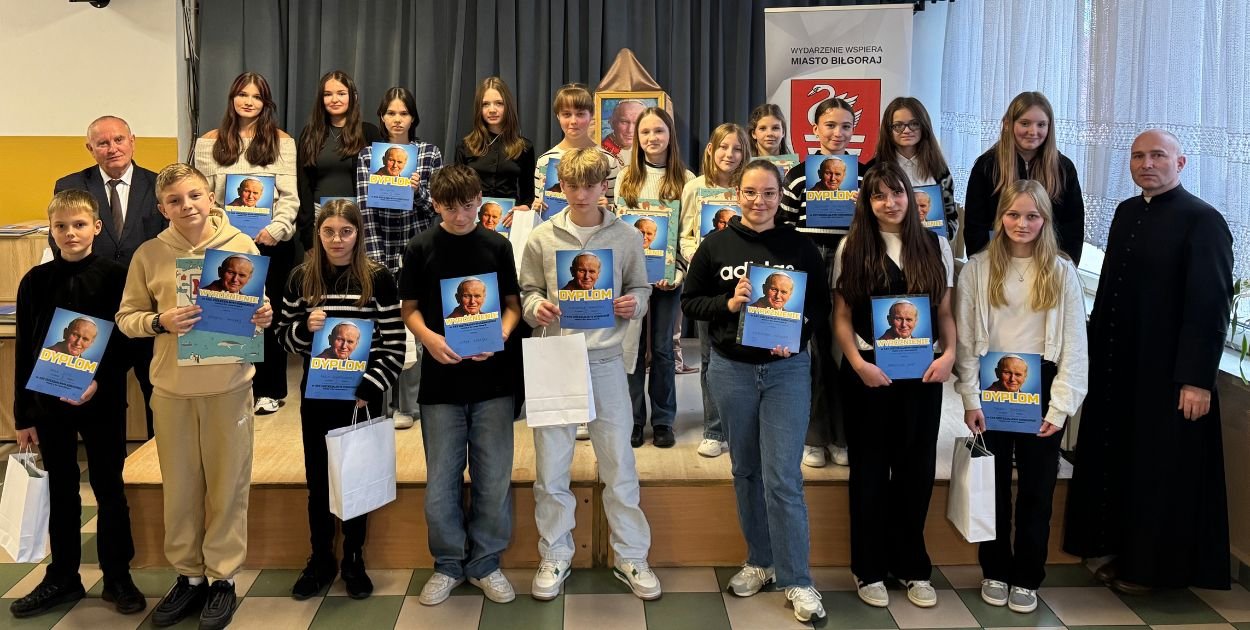 Laureaci XXX Diecezjalnego Konkursu Wiedzy o Św. Janie Pawle II. Foto. roztocze.net