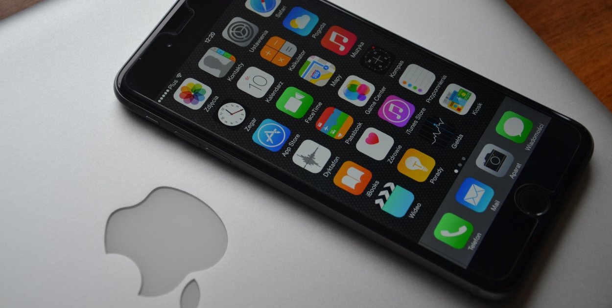zdjęcie: https://pixabay.com/pl/photos/iphone-apple-phone-telefon-563071/