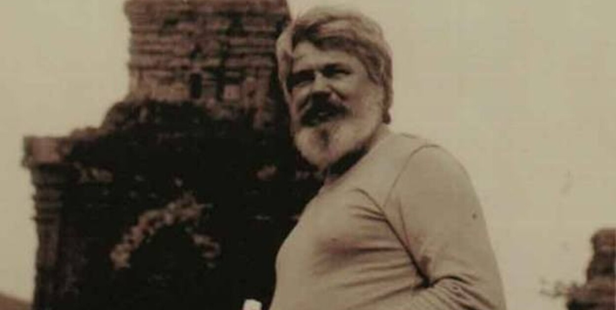 Kazimierz Kwiatkowski na tle wieży świątynnej My Son, fot. domena publiczna