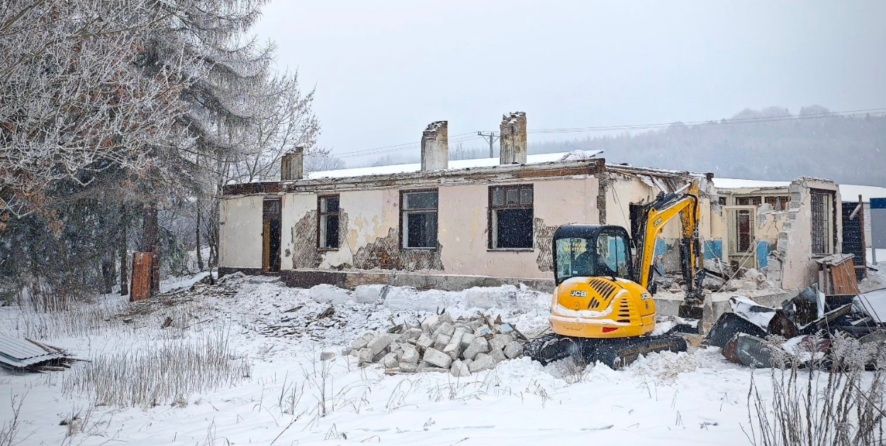 Historyczny dworzec zrównany z ziemią w ciszy