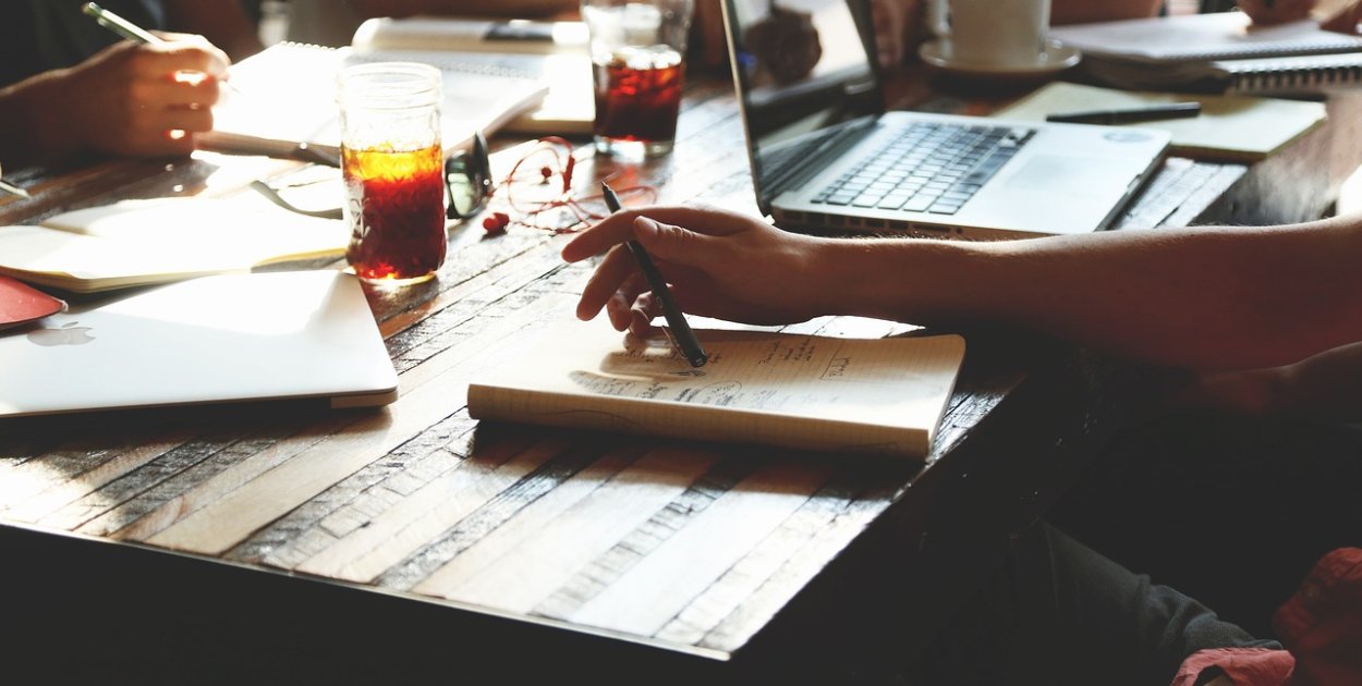 Usługi informatyczne dla firm - dlaczego outsourcing to klucz do stabilności?