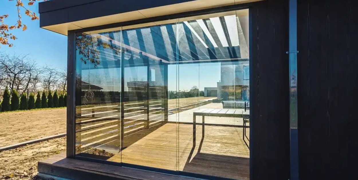 Nowoczesna altana z przeszkleniami — światło, przestrzeń i prywatność