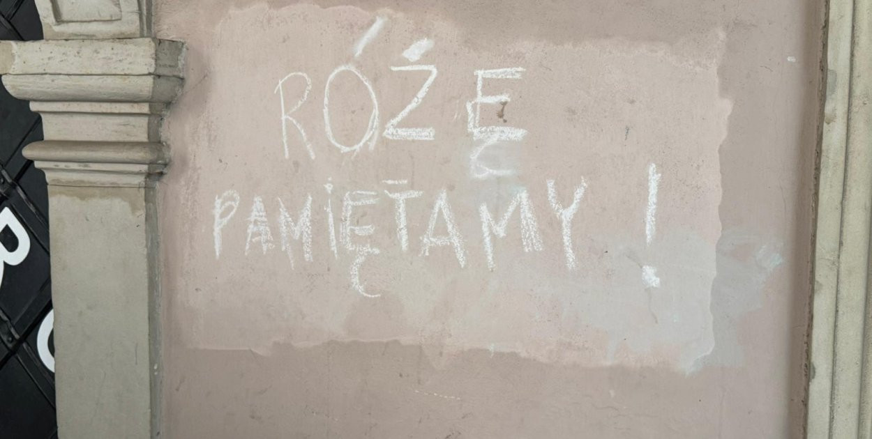 Tablica Róży Luksemburg na razie nie powróci na kamienicę