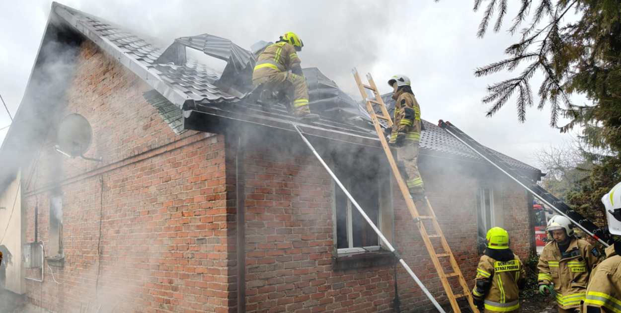 Trzeszczany: Pożar domu nad ranem. Parafia pomaga pogorzelcom