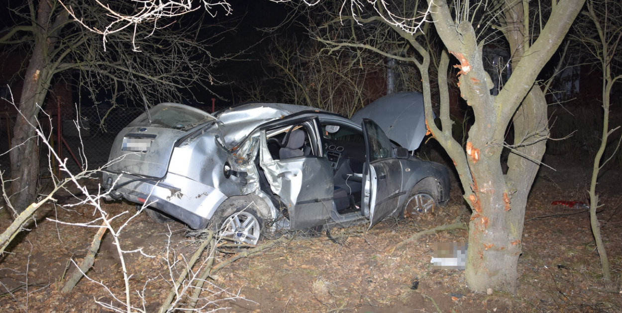 Pił i wsiadł za kierownicę. 35-latek rozbił auto o drzewo