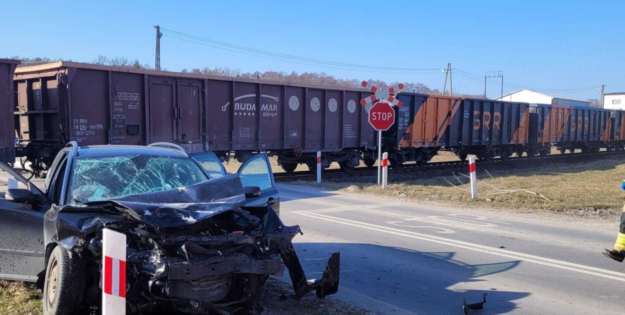 W Lubyczy Królewskiej samochód uderzył w lokomotywę