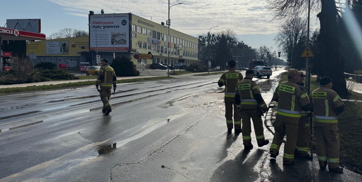 Awaria wodociągu w Zamościu. Problemy z dostępem do wody i utrudnienia w ruchu