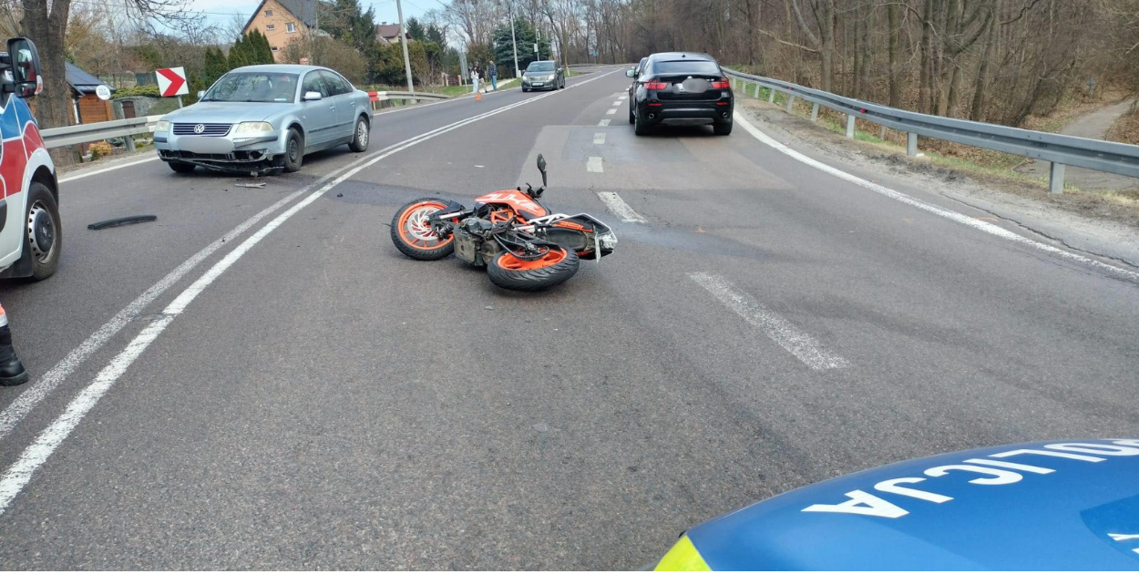 Motocykl zderzył się z autem w Izbicy. Są utrudnienia