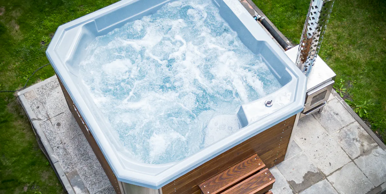 Jacuzzi ogrodowe: Akryl czy włókno szklane? Kompletny przewodnik po trwałości i es