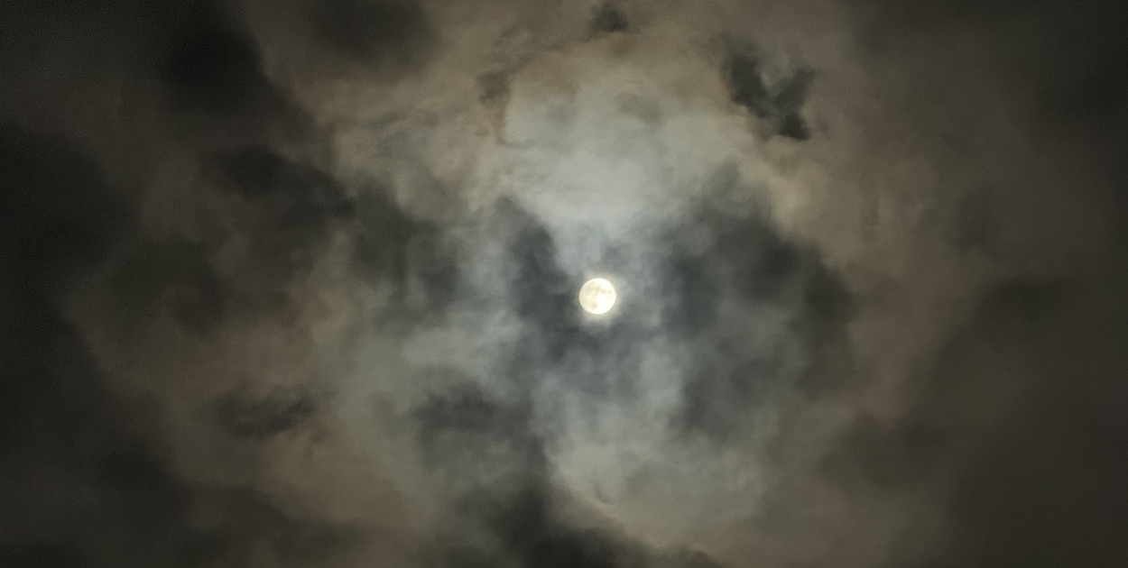 Ta noc ma wyjątkowe znaczenie. Pełnia wyznacza Wielkanoc 2026