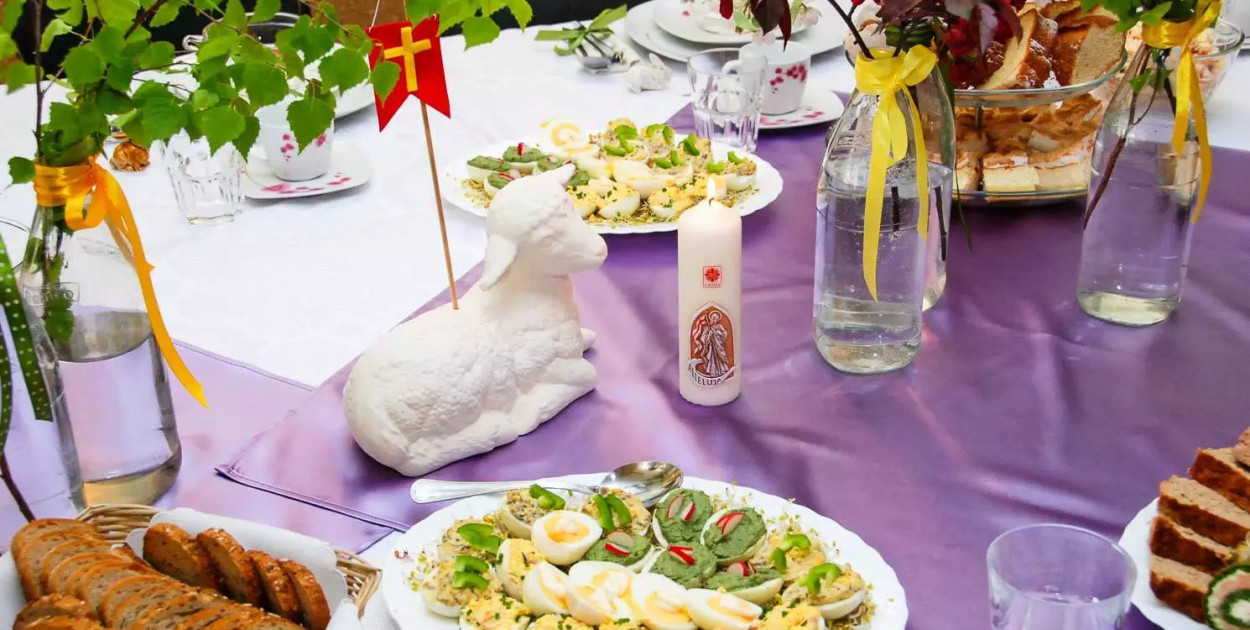 Kilka tysięcy samotnych i ubogich zasiądzie do śniadań wielkanocnych Caritasu