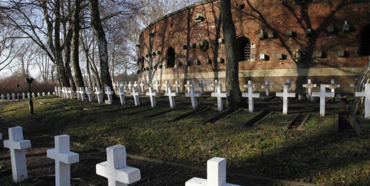 Ponad 236 tys. zł dla Zamościa na renowację mogił na Rotundzie